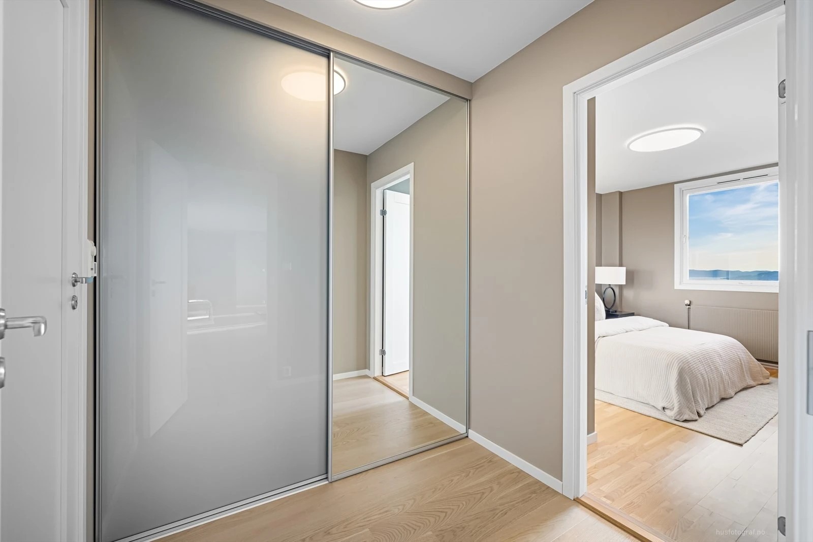 Garderobe mellom soverom og bad